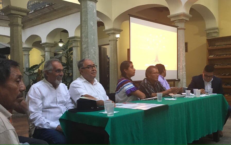 INALIMEXICO's tweet photo. #MéxicoMultilingüe. En la Biblioteca Pública Central de Oaxaca, se realizó el Conversatorio "El papel de las normas de escritura en la promoción y desarrollo de las lenguas indígenas", como parte de las actividades realizadas en el marco del #DILM2018 https://t.co/T9Nw2SvPkR