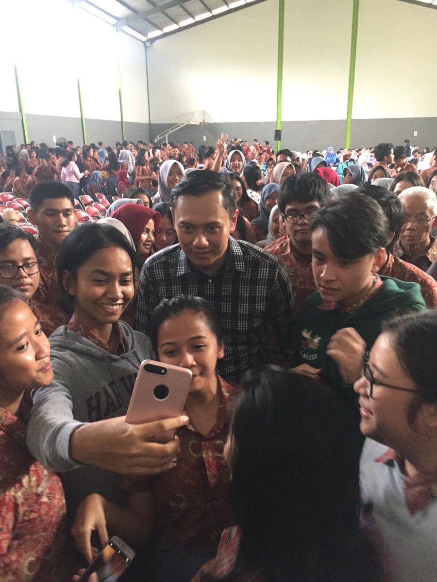 SeputarAHY's tweet photo. Suasana riuh sangat terasa di Hall SMA Labschool Cibubur. Mereka antusias sambut AHY.

"Selamat datang kakak, selamat datang kakak, selamat datang kami ucapkan. Salam sayang, terimalah salam dari kami yg ingin maju bersama-sama," senandung mrk menyambut AHY.

#MudaAdalahKekuatan https://t.co/MrUI4lNzro