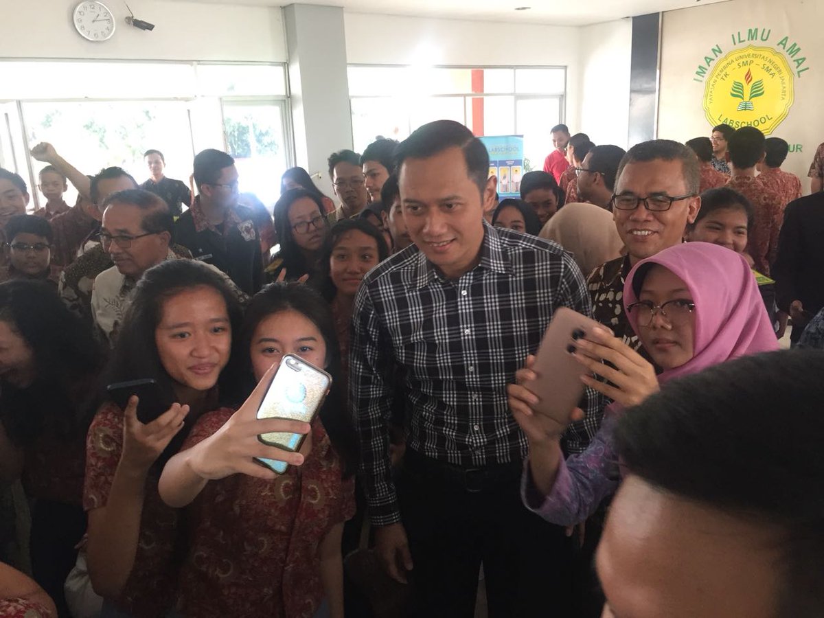 SeputarAHY's tweet photo. Suasana riuh sangat terasa di Hall SMA Labschool Cibubur. Mereka antusias sambut AHY.

"Selamat datang kakak, selamat datang kakak, selamat datang kami ucapkan. Salam sayang, terimalah salam dari kami yg ingin maju bersama-sama," senandung mrk menyambut AHY.

#MudaAdalahKekuatan https://t.co/MrUI4lNzro