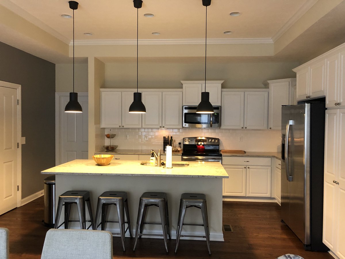 cebally's tweet photo. Showings homes in Hilliard today and snuck a photo of this cute kitchen! #lovemyjob #kitchensaremyfavoritespace #realtorlife https://t.co/HItl3LsusT