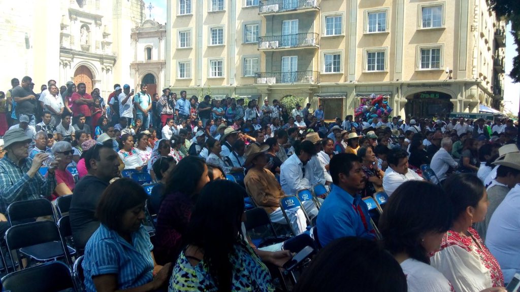 INALIMEXICO's tweet photo. #MéxicoMultilingüe. La presentación del disco "Hecho en Juchitán" en el Zócalo de Oaxaca con la participación de Juchirap. #DILM2018 https://t.co/2DLhRgeO1n