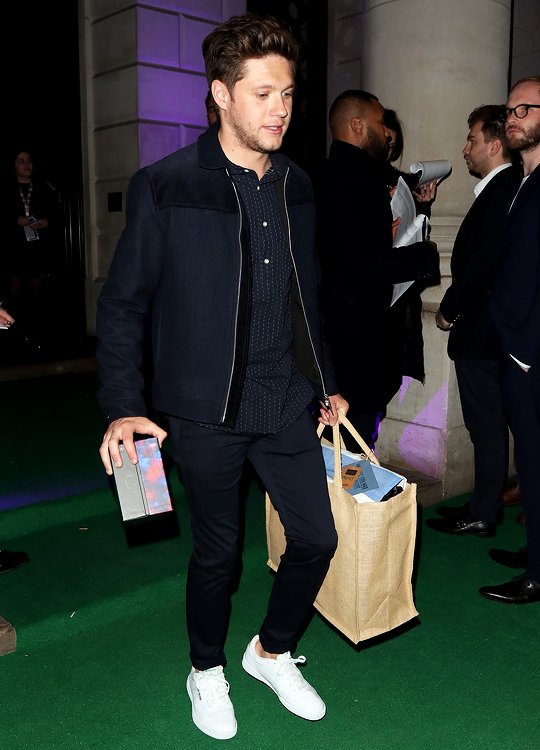 dailynialIpics's tweet photo. Niall leaving NED Hotel in London https://t.co/z82AeeLfZz