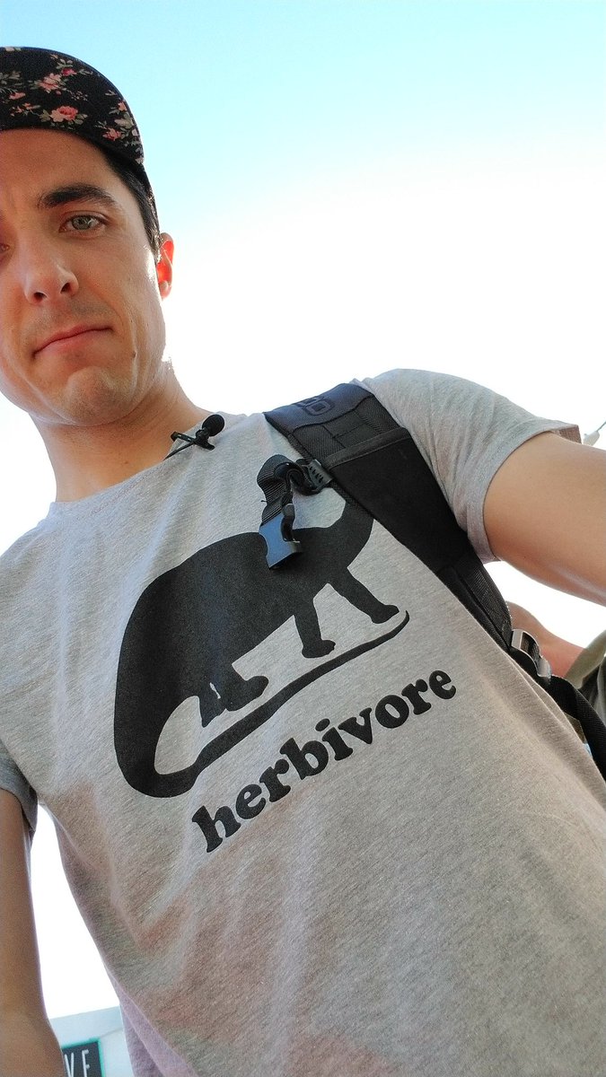 calebsbrand's tweet photo. First time wearing this shirt out yesterday (thanks sis).
Hopefully it gets some exposure (I got to #askgaryvee a question at his meet n greet #popupshop for new #crushingit book/shoe launch).
Softly nudging ppl towards plant-based thinking / living w style/swag/apparel/mission . https://t.co/lDadgBd5Kl