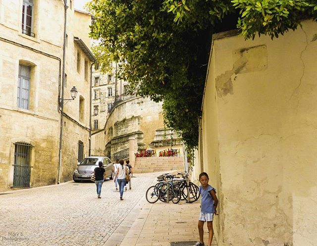 MarySAVI's tweet photo. Little girl hiding.
.
.
#Hideandseek #Montpellier #France #Herault #Village #Occitanie #oldtown #Ecusson #urban #escape #explore #discoverMontpellier #IloveMontpellier #cityscape #discoverfrance #photography #picoftheday #composition #instatravel #travel… https://t.co/tEurCvjRSw https://t.co/nG85n4S3tM