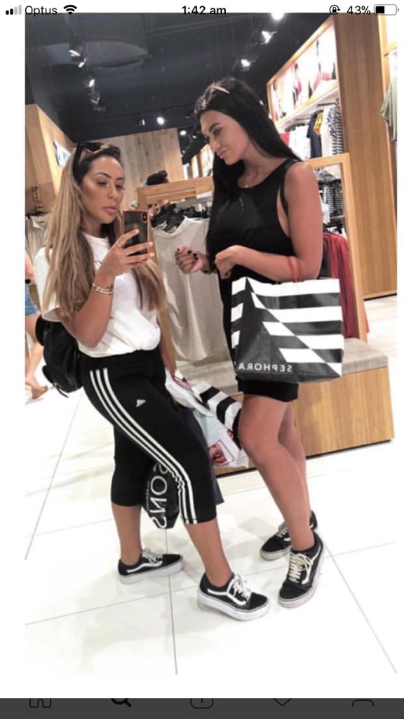 kellyvardina's tweet photo. Love it when I see pics of @SophieKasaei_  in my home town with a bag from my favourite shop #glassons #Pacfair 🙌🏻💞😀 https://t.co/gJjJ7LJzFS