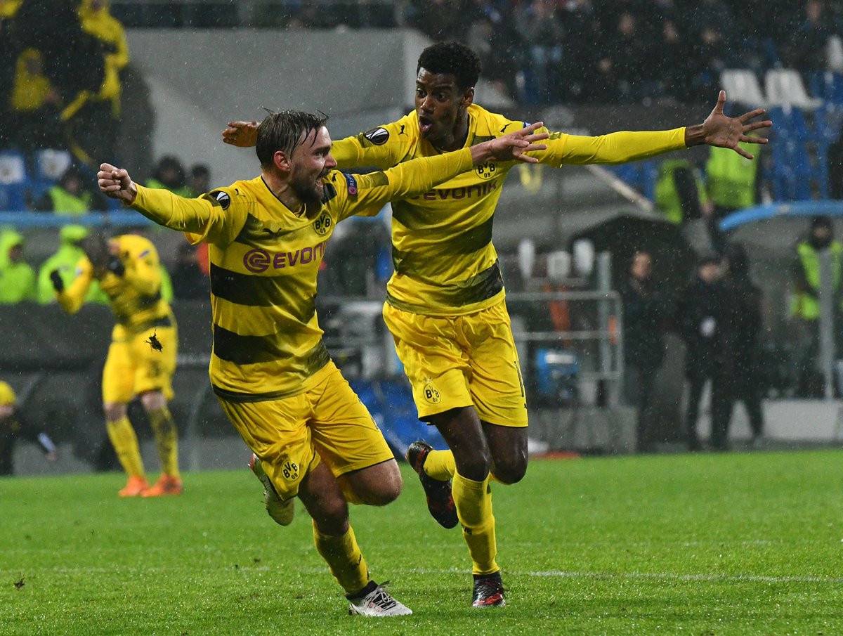 infosportplus's tweet photo. #EuropaLeague

Qualification des favoris pour les 8èmes de finale du @BVB (1-1 à @Atalanta_BC), d'@Arsenal (battu 1-2 à la maison contre @Ostersunds1996) &amp; de @acmilan (succès 1-0) contre @Ludogorets1945. #ATABVB #ACMLUD #AFCvOST #DailySport ⚽️🏆 https://t.co/FTsnGNpLuG