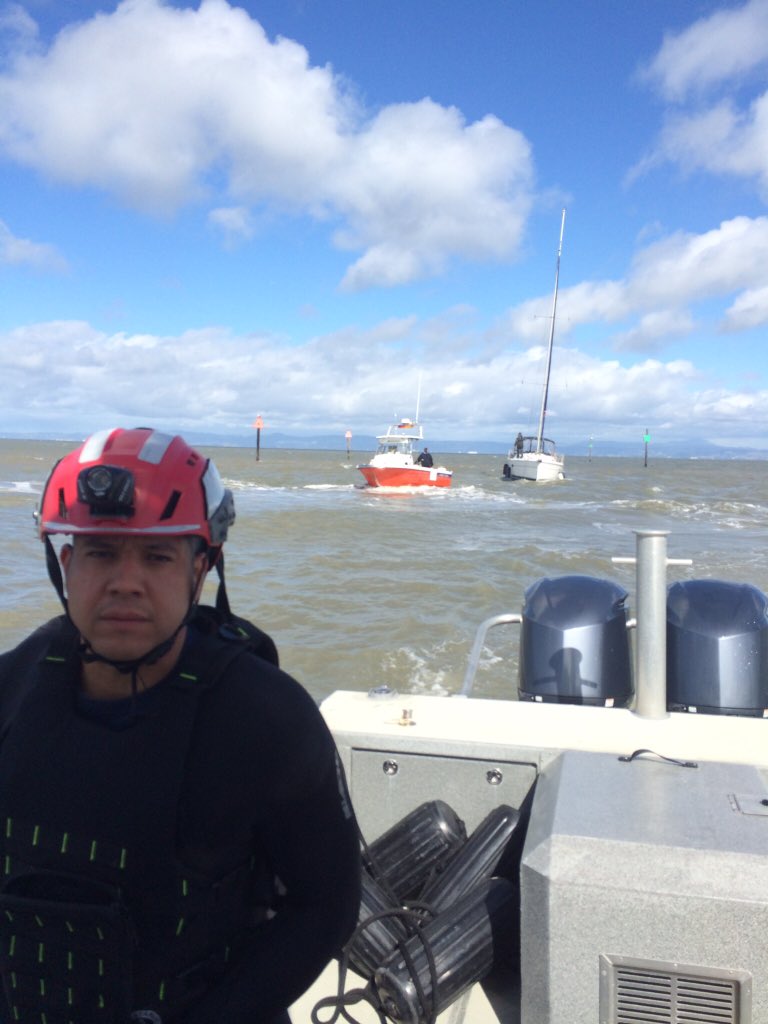 SMCFireDept's tweet image. #SMFD E24, TO5, and BC5 working with SMCo Sheriff and Boat 14 to assist a distressed boater near Coyote Point. The boat, all occupants, and responders made it back to shore safely