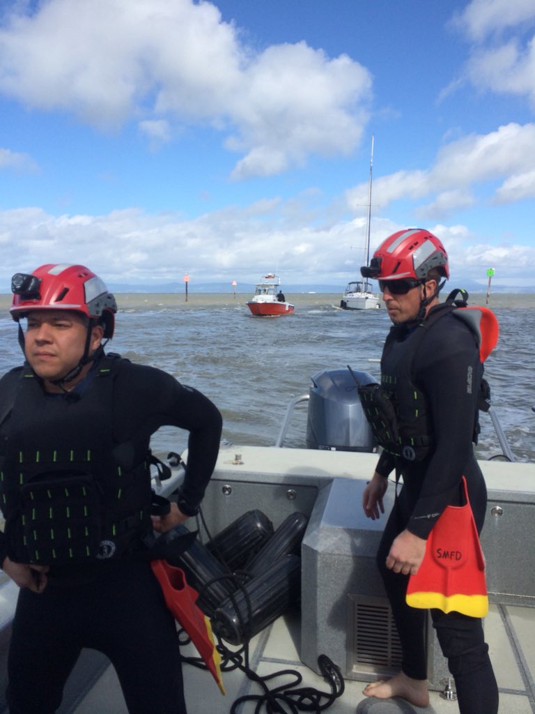 SMCFireDept's tweet image. #SMFD E24, TO5, and BC5 working with SMCo Sheriff and Boat 14 to assist a distressed boater near Coyote Point. The boat, all occupants, and responders made it back to shore safely