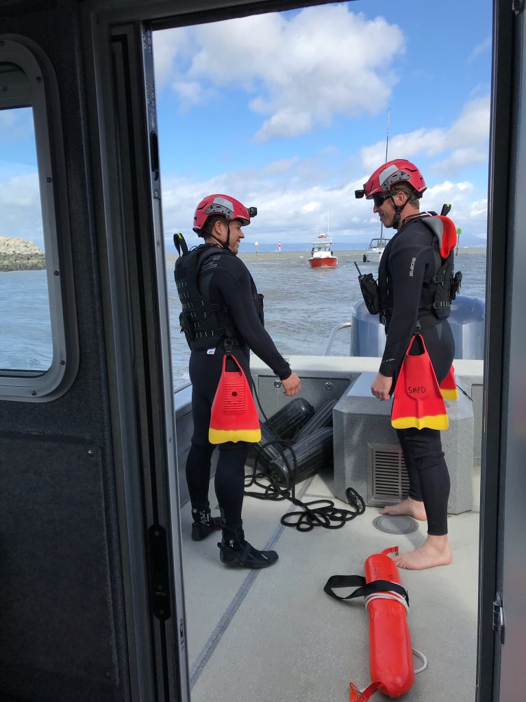 SMCFireDept's tweet image. #SMFD E24, TO5, and BC5 working with SMCo Sheriff and Boat 14 to assist a distressed boater near Coyote Point. The boat, all occupants, and responders made it back to shore safely