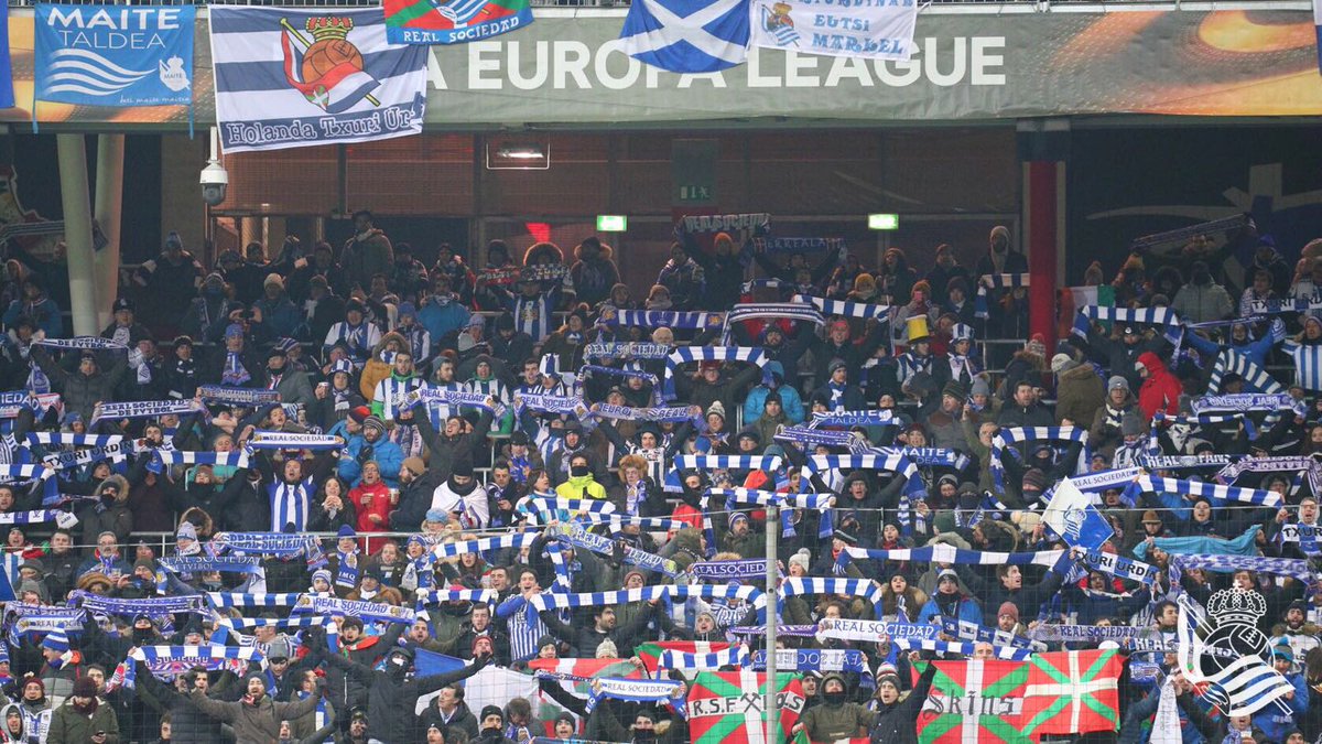Ontobeltz's tweet photo. Todos mirando al verde y resulta que había que mirar a la grada para ver a la #RealSociedad 

Foto @daviddcorreia https://t.co/r2lcDIgCkK