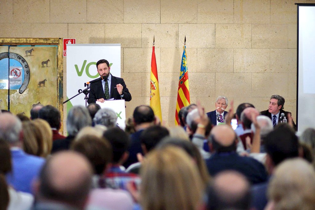 vox_es's tweet photo. 🔴 @Santi_ABASCAL en Valencia ante más de 700 personas ⤵

💭 "Ha sido el pueblo español y la Justicia quienes han parado el golpe de estado separatista, no el Gobierno".

📢 #VOXAvanza https://t.co/vdXg4H9SyT