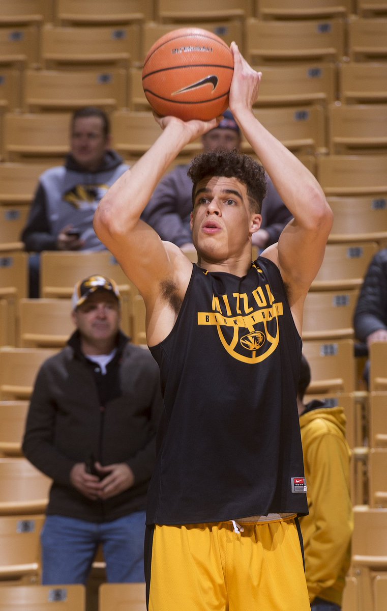 BleacherReport's tweet photo. Michael Porter Jr. (back) has been cleared to resume basketball activities, per @JonRothstein https://t.co/PtS3APsTts https://t.co/RTFA0l5Fca