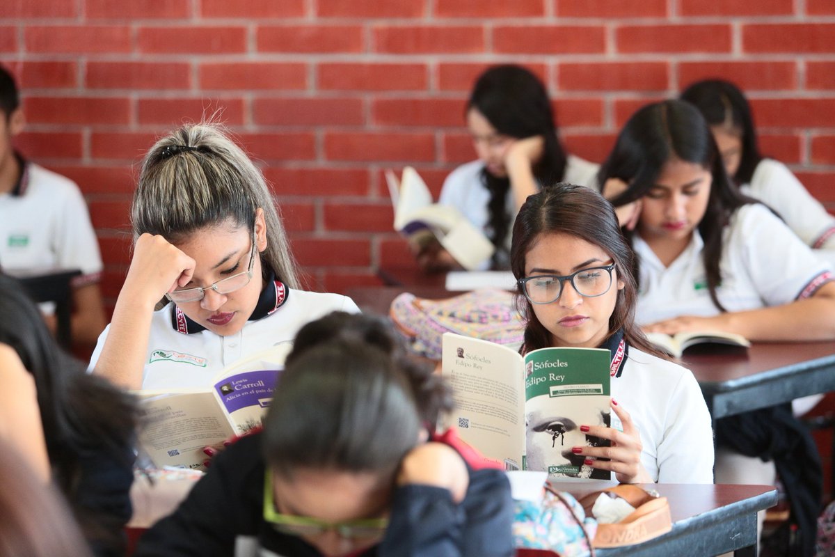 De manera simultánea en 87 planteles,  40 del <a href="/CECyTECoahuila/">CECyTE Coahuila</a> y 47 de los Centros de Educación Media Superior a Distancia (EMSaD) se dio el arranque de lecturas literarias, para elevar la calidad educativa y sembrar la semilla del hábito de la lectura en 23 mil 500 estudiantes.