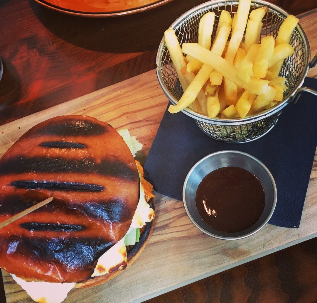 LittleCityFox's tweet photo. At The Woods today for Janet’s leaving lunch ✨ It’s close to my office and the train station so is really handy for drinks, dinner or lunch. Staff are lovely 💕 my halloumi burger was amazing 👌🏼 plus it’s definitely worth a visit for cocktails 🍸 love the artwork https://t.co/QlCgQGJBGw
