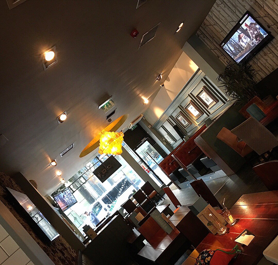 LittleCityFox's tweet photo. At The Woods today for Janet’s leaving lunch ✨ It’s close to my office and the train station so is really handy for drinks, dinner or lunch. Staff are lovely 💕 my halloumi burger was amazing 👌🏼 plus it’s definitely worth a visit for cocktails 🍸 love the artwork https://t.co/QlCgQGJBGw
