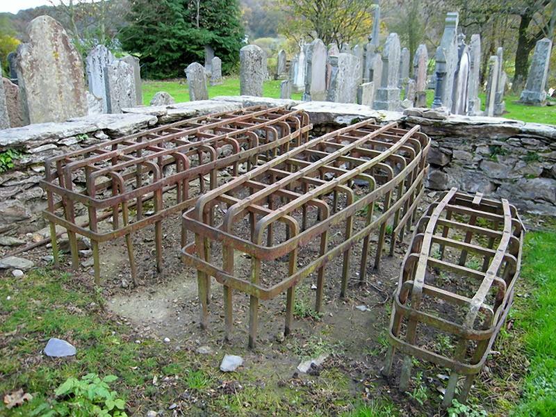 cateterdoblej's tweet photo. Estas jaulas de hierro conocidas como "mortsafe" se colocaban sobre las tumbas y se retiraban seis meses después, asegurándose así que los cuerpos tenían el grado de descomposición suficiente y no eran útilies para la disección en las facultades de medicina #HistoriaMedicina https://t.co/qdO6HgJpEI