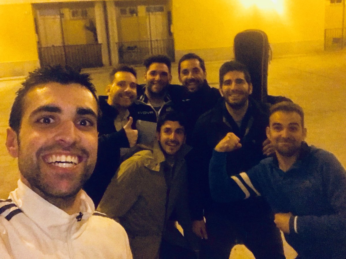 cuARTEtoGines's tweet photo. ¡Preparados para mañana! El domingo con chalequito. #CarnavaldeGines https://t.co/6CyOmW5Gyj