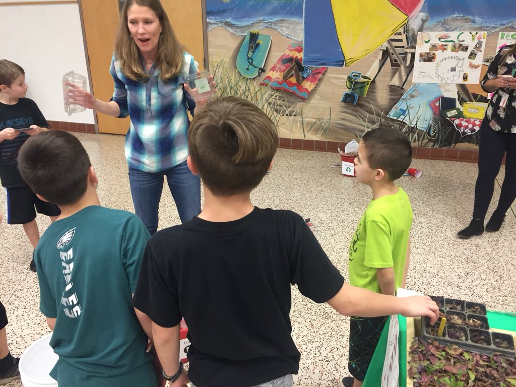 CorinneCornwell's tweet photo. @MalibuESVB @MBH_Lead2Learn @marietculver @VBCPSsurfer #Malibuamazing Ecology Club helping inspire at #Malibuamazing science night https://t.co/DbdrwvNIjG