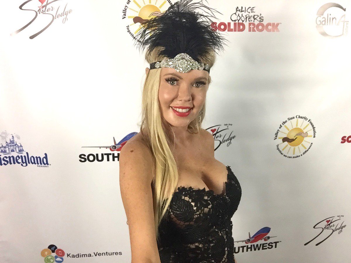 RealShannaOlson's tweet photo. Great time at #ValleyoftheSunFoundation #GreatGatsbyBall supporting #Teachers #Students and #Schools.  #GiveBack #MsCalifornia https://t.co/ic5SpyUpsL