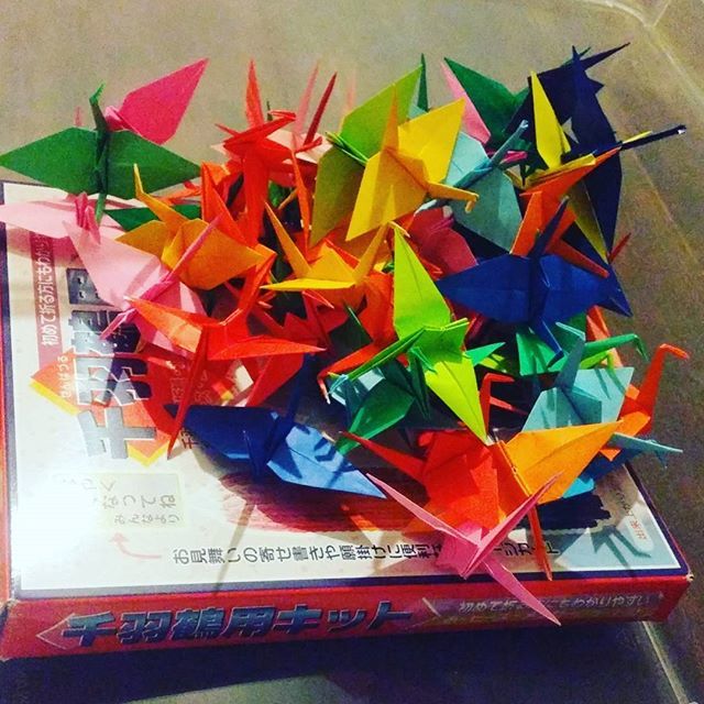 Avancement : 3% ;) #origami #origamiart #papercraft #paper #paperart #craft #paperfolding #grue #crane #senbazuru #origamichallenge #sadakosasaki #hiroshima #1000grues #1000cranes