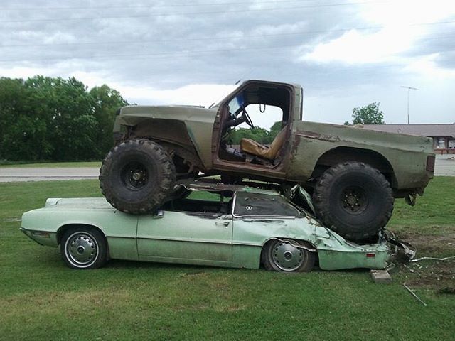 #tbt to when the #beast still had tons under it and we destroyed a mint t-bird. We had our reasons lol. #testosteronemotorsports #upthedose #tslswampers #rollinon42s #dana60 #onetons #k5 #blazer #rockcrawling #mudding #offroad #goodtimes #carcrush #tbird… ift.tt/2ondPuC