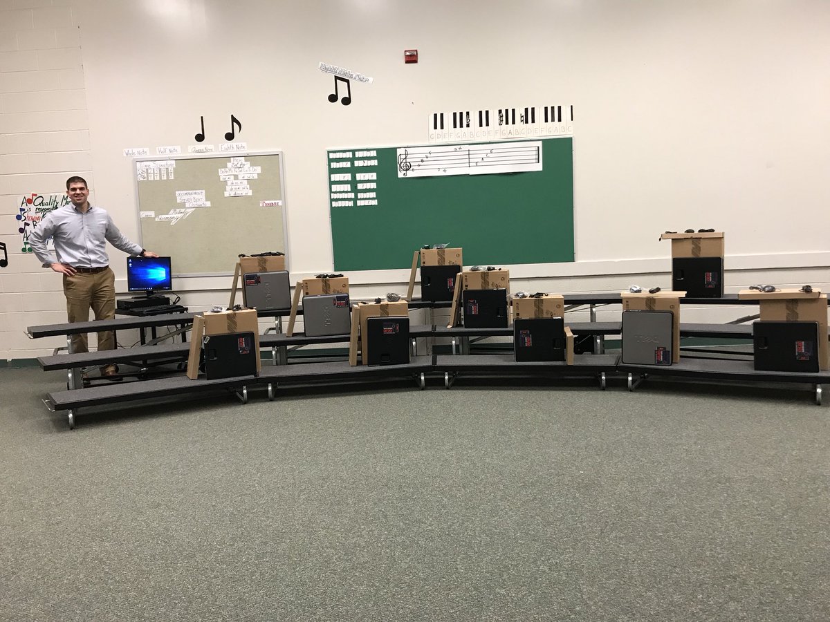 MsTracy_PSC's tweet photo. @MNEStheBest @_AndyJacks @ProvenPrincipal love it when we can team up and give our families access to technology.  It takes a village. #MNEStheBest #ashlandsoar # https://t.co/vGMDbNZDRt