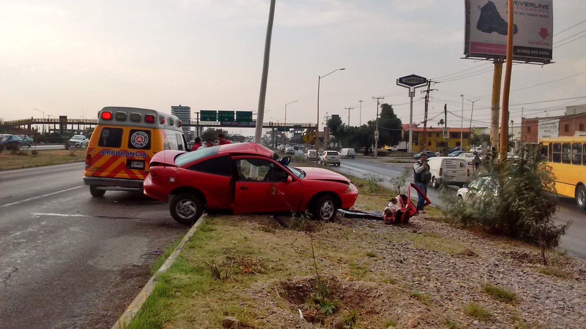 Personal de <a href="/ProtCivilSLP/">Protección Civil Municipal SLP</a> San Luis y Villa de Pozos atiende accidente vial en carretera 57 frente a plaza comercial. Se traslada una paciente a hospital para su atencion