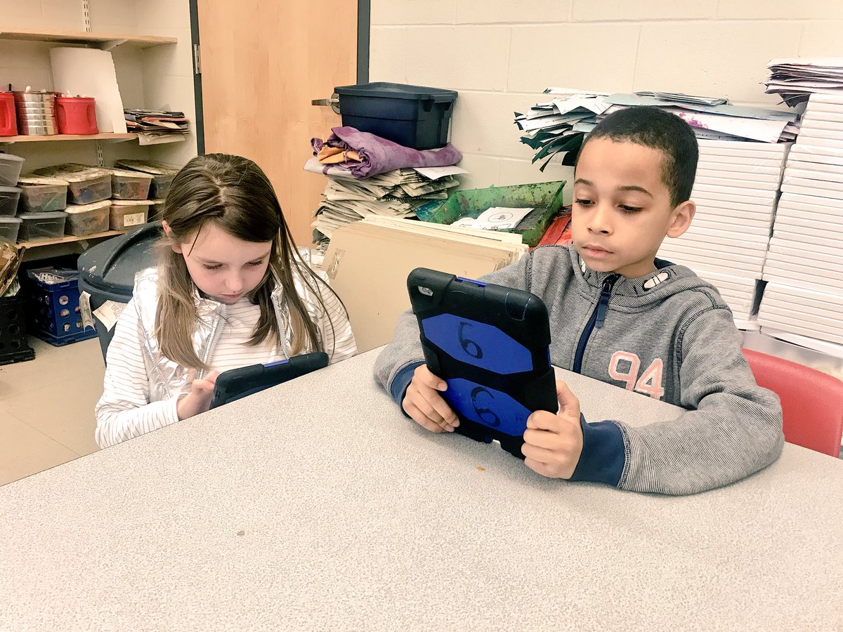 21stCCLCSPLASH's tweet photo. PLW students play Math games on iPad and eat dinner together between classes. 💻🍔🍏 https://t.co/vQhGn5RaEE