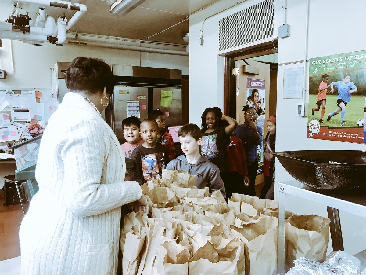 21stCCLCSPLASH's tweet photo. PLW students play Math games on iPad and eat dinner together between classes. 💻🍔🍏 https://t.co/vQhGn5RaEE