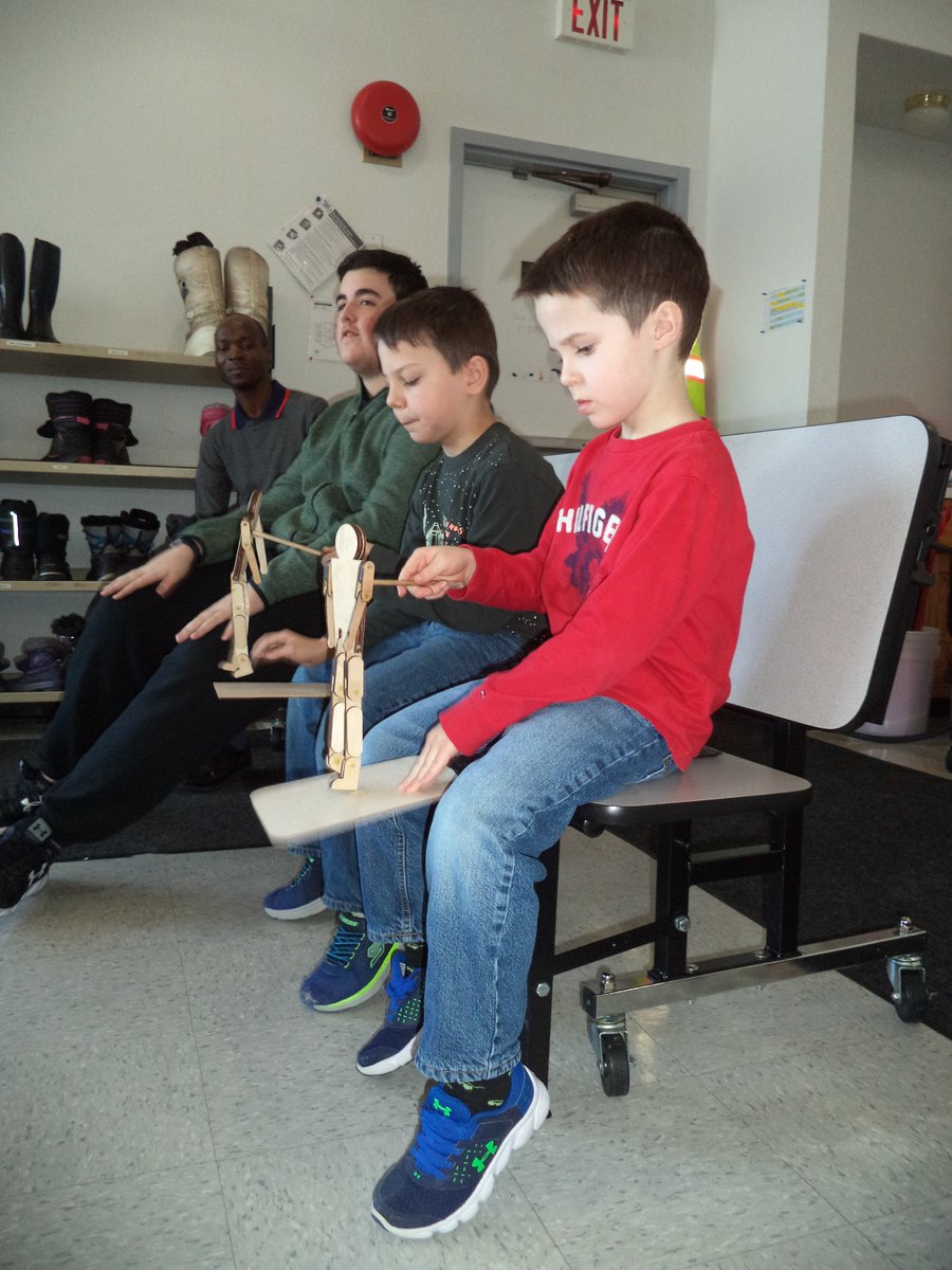 À l'école Sans-Frontières, la journée a débuté avec un concert du duo Folklofolie. Nous avons chanté, dansé, pratiqué la podorythmie, fait danser des petits gigueurs de bois, et joué les cuillères de bois. Tout le monde a participé aux activités et nous nous sommes bien amusés!