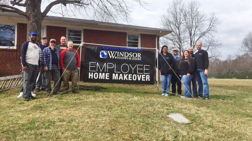 Windsor_Windows's tweet image. Windsor&apos;s North Carolina team members tackle their first Windsor Employee Home Makeover. Check out the project and get the entire story: bit.ly/WWHomeMakeover #worthwhilework