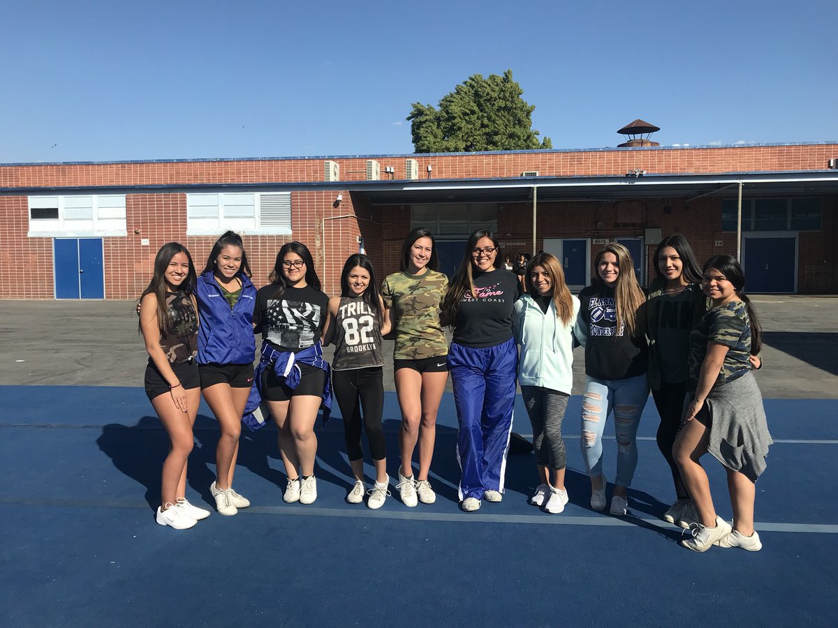 ERpepsters's tweet photo. our seniors &amp; JV ready to go to War Tomorrow!#wartime 💪🏻💚💙 https://t.co/ucUYLqH7Yc