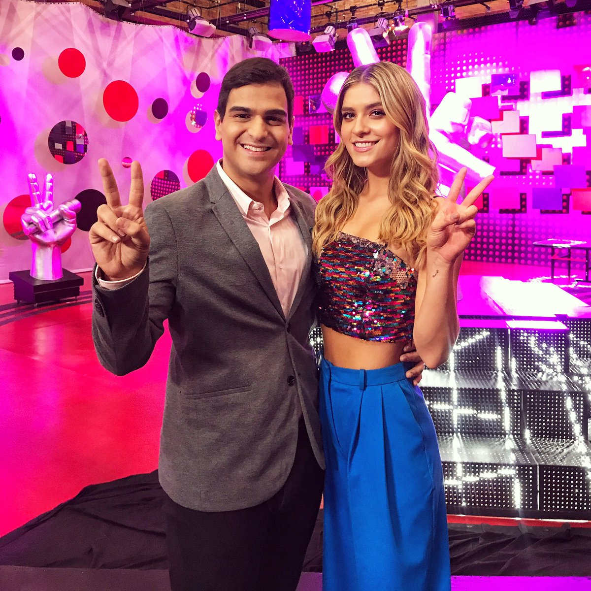 AlejoPalacio's tweet photo. ¡Familia, a partir del próximo Martes a las 8PM por @CaracolTV, llegará una sinfonía de alegría a nuestros hogares colombianos! ✌🏽🎤✨Regresa @LaVozKidsCo, Talento Que Transforma ✌🏽🎤✨¡Estamos listos para una nueva aventura llena de música y ternura! ¿Cierto mi Laurita? 😘 https://t.co/H4l2I8uSRH