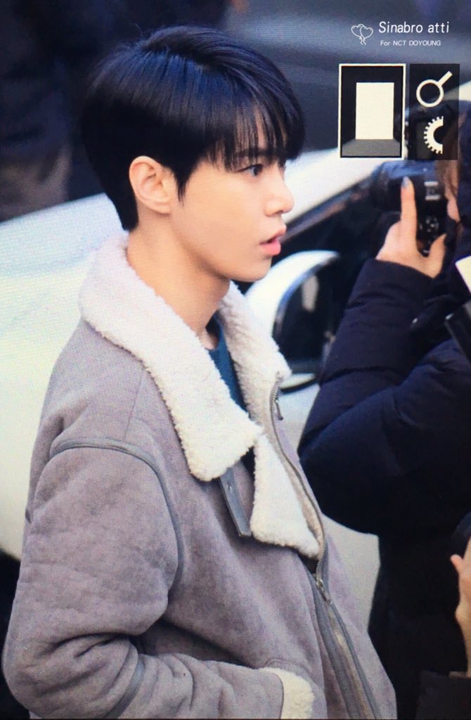 Sinabroatti's tweet photo. 180223 뮤뱅출근 

❄️🐰 겨울토끼 너무 좋지

#DOYOUNG #NCT #도영 https://t.co/N9VcsLAkvJ