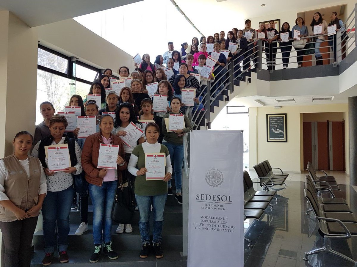 CruzRoja_MX's tweet photo. #EdoMex  / Capacitamos a 400 personas con el curso “Medidas de Prevención y Obstrucción de la Vía Aérea” gracias al convenio con la Secretaría de Desarrollo Social. 🙂 https://t.co/prpvX8IrYd