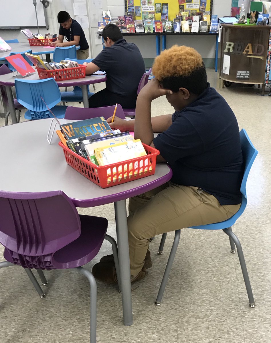 AMSLibraryReads's tweet photo. So great to have @MrsSchlegel_AMS and her students in the Library today! What fun! Students checked out books for home and one to leave in her classroom. #AACPSAwesome #AMSReads https://t.co/Rym24ilsiy