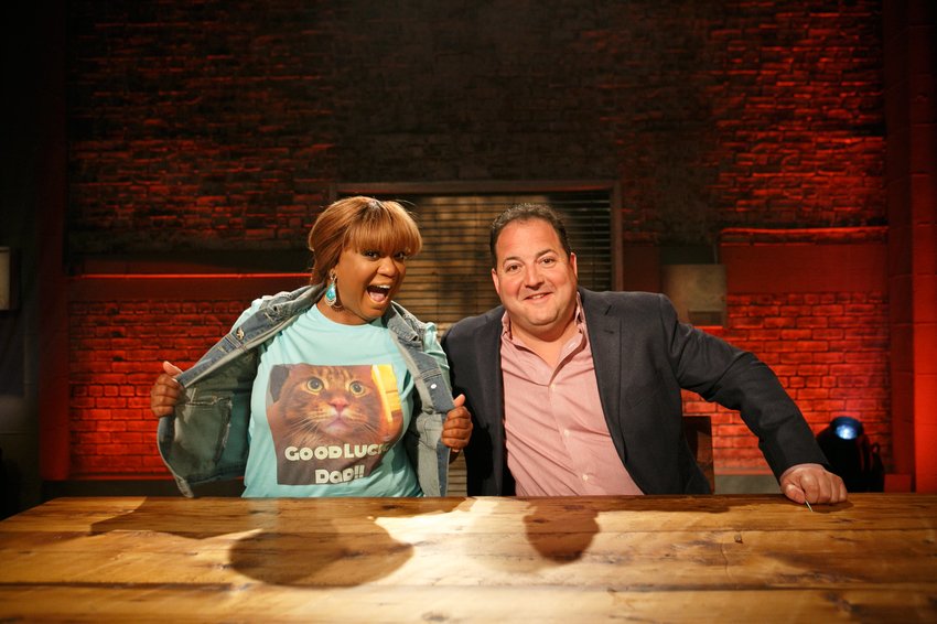 Look who is in the house tonight! <a href="/SunnyAnderson/">SunnyAnderson (Taylor's Version😘)</a> and <a href="/chefcapon/">Chef Capon</a> are trying to #beatbobbyflay .... at least Bobby has <a href="/nachoflay/">Nacho Flay</a> supporting him 😻😻... a brand new episode coming up at 10pm on <a href="/foodnetwork/">Food Network</a> !