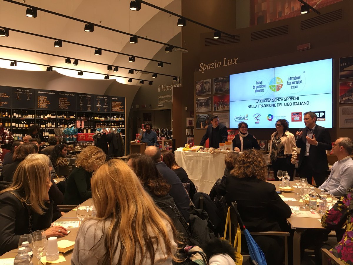 NadiaToppino's tweet photo. @foodjournalfest è anche #eventioff! Stasera abbiamo avuto: evento a #Fiorfood ed evento a #PalazzoBirago.
#foodfest18 #festivalgiornalismoalimentare #guidaturistica #foodtour #scriveredicibo #degustazione #showcooking #eccellenzecibo #Torino #eventiTorino #giornalismo #cibo https://t.co/oconlZoDIy