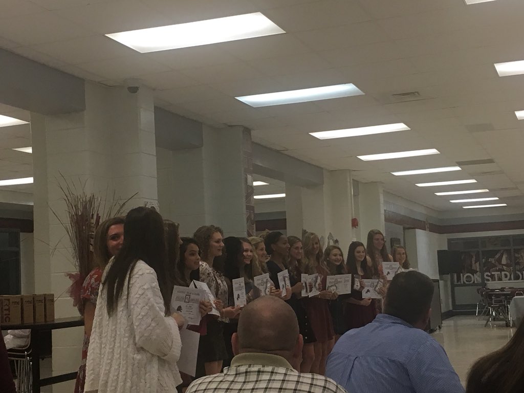 farley_colleen's tweet photo. Celebrating our competition cheer lions! ❤️🦁💪#6thinstate #lionstrong #24strong https://t.co/VJFXJz66cR