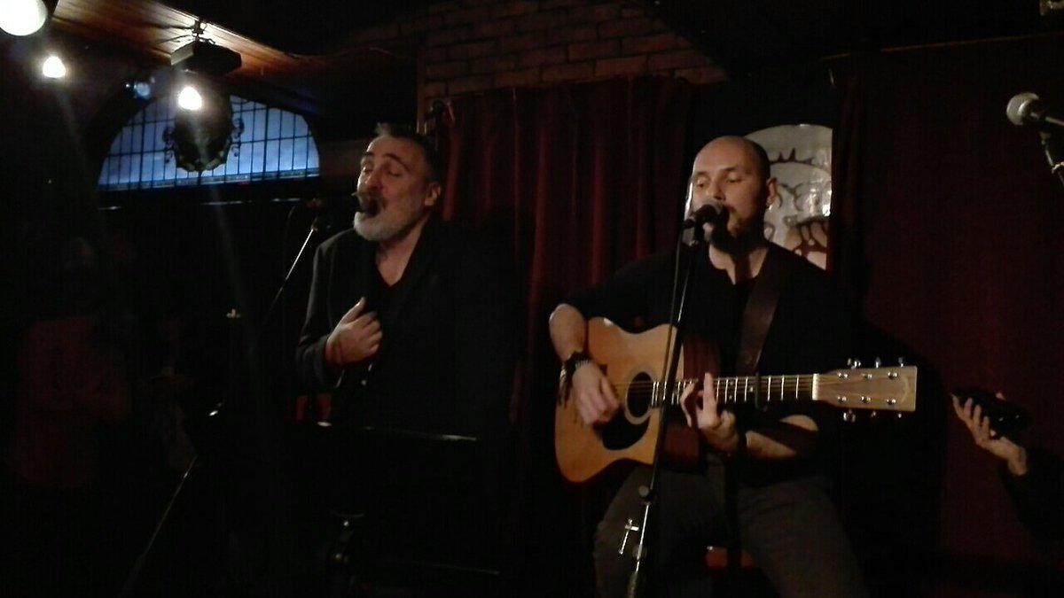 JaimeSalguero85's tweet photo. Vaya pedazo de concierto que he disfrutado del @eddvicca ,merecidísimo lleno!!👏👏👏 B.R.A.V.O a los dos por lo bonito que lo hacéis!! @carlosdomenech_ @vsalben https://t.co/8MNca43yVe