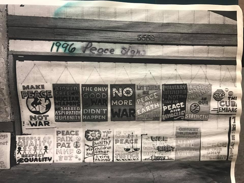 ChicoPeace's tweet photo. #ThrowbackThursday to 1996! Peace signs being displayed in Downtown Chico.

#Chico #PeaceAndLove
#tbt https://t.co/kQ50ZGj91U