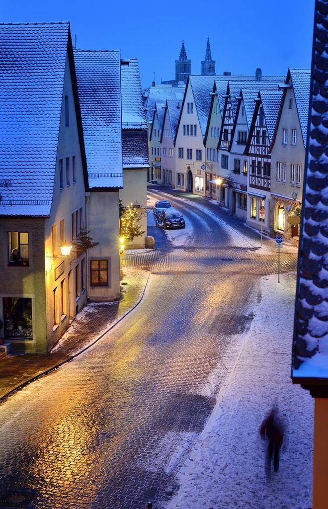 BillBryson2017's tweet photo. Beauty is everywhere: Yes, give me a snowy night and the opportunity to take a stroll down this street and I'm there! https://t.co/Ds9tMcppxL