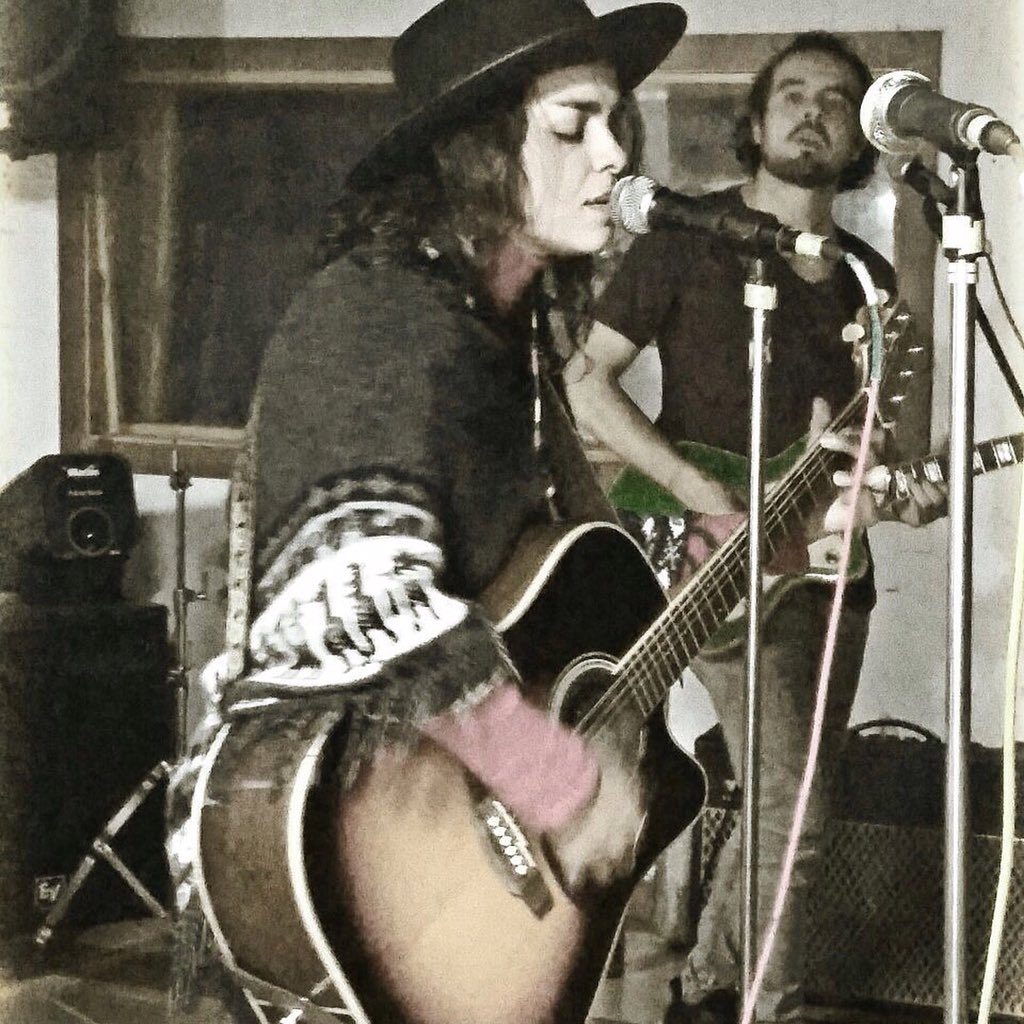Suirealmusic's tweet photo. En el ensayo en vivo en @casaensayobar! Buen sitio para tener público mientras ensayas! 👏🏻👌🏻#rock #música #music #ensayo #Bogotá #Colombia https://t.co/rbeuBytU4S