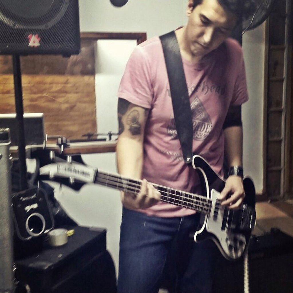 Suirealmusic's tweet photo. En el ensayo en vivo en @casaensayobar! Buen sitio para tener público mientras ensayas! 👏🏻👌🏻#rock #música #music #ensayo #Bogotá #Colombia https://t.co/rbeuBytU4S