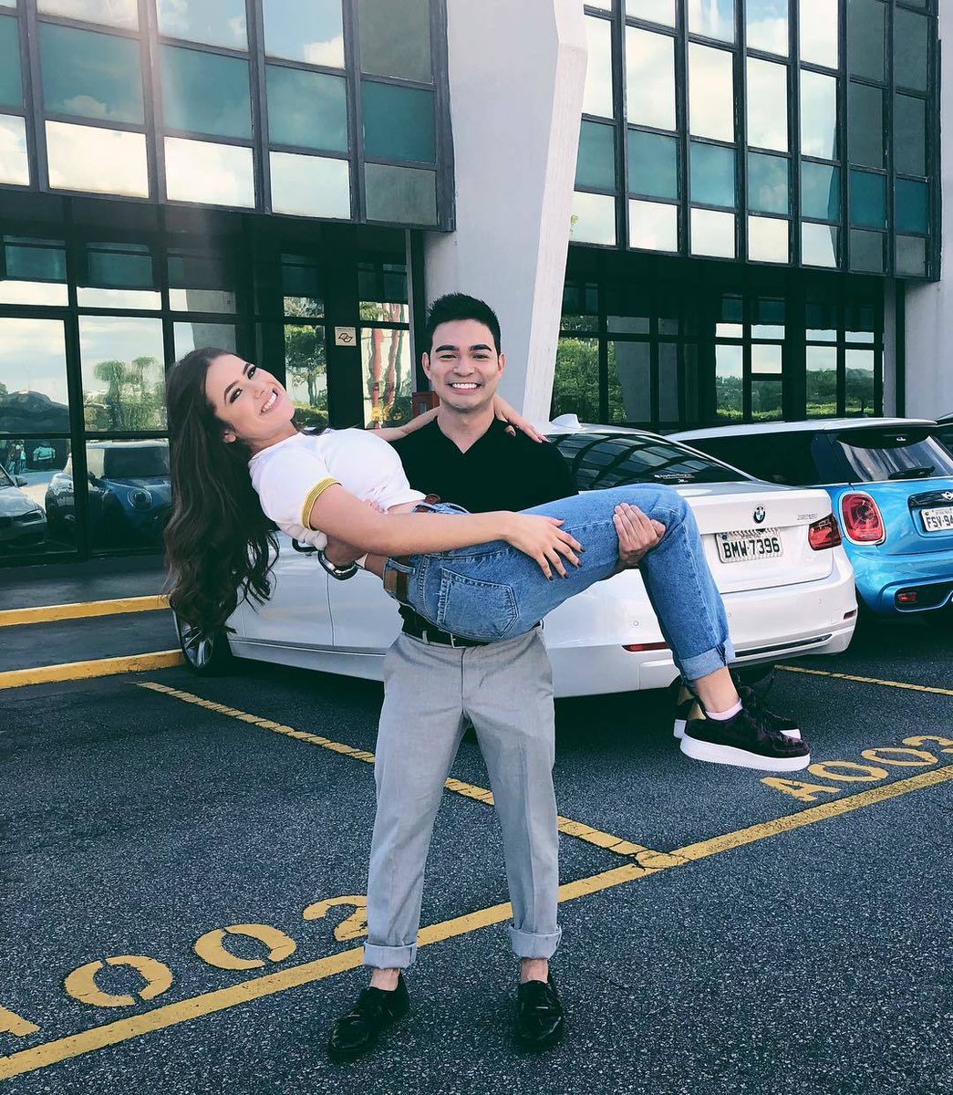 maisa's tweet photo. pq no dia em que nos conhecemos ele me pegou no colo... agora já tá difícil né??? KKKKKK https://t.co/PmNa8u06Ad