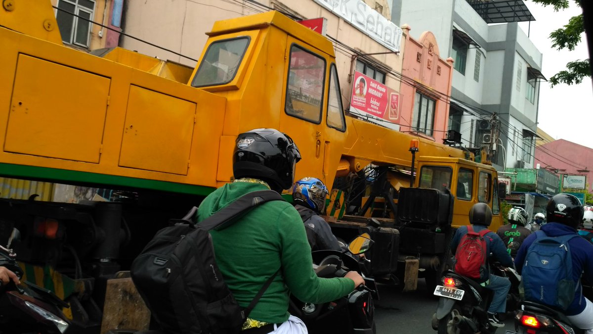 Macet parah di AR Hakim, dekat UTurn krn kendaraan berat mogok @restadepok