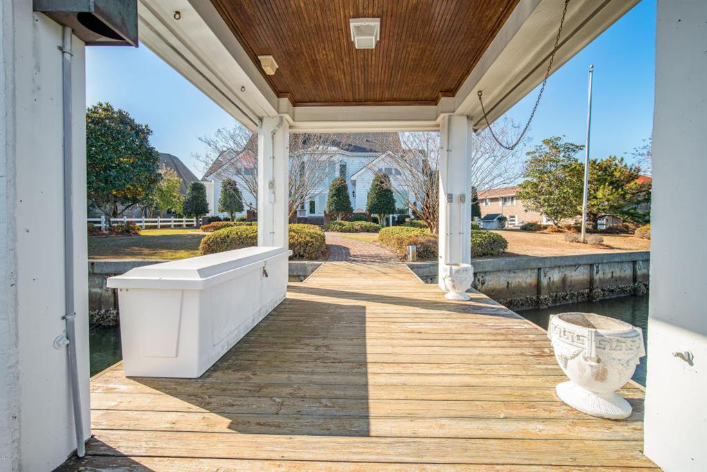 waterestate's tweet photo. 4 Bedroom Beauty in Desirable Spooners Creek deep water opportunity!  Water frontage is approximately 155 FT and will accommodate large  vessels in addition to a large slip with lift and all concrete pilings.  Details ->  https://t.co/iNENbNrqNT https://t.co/Fy6rOK1SZL