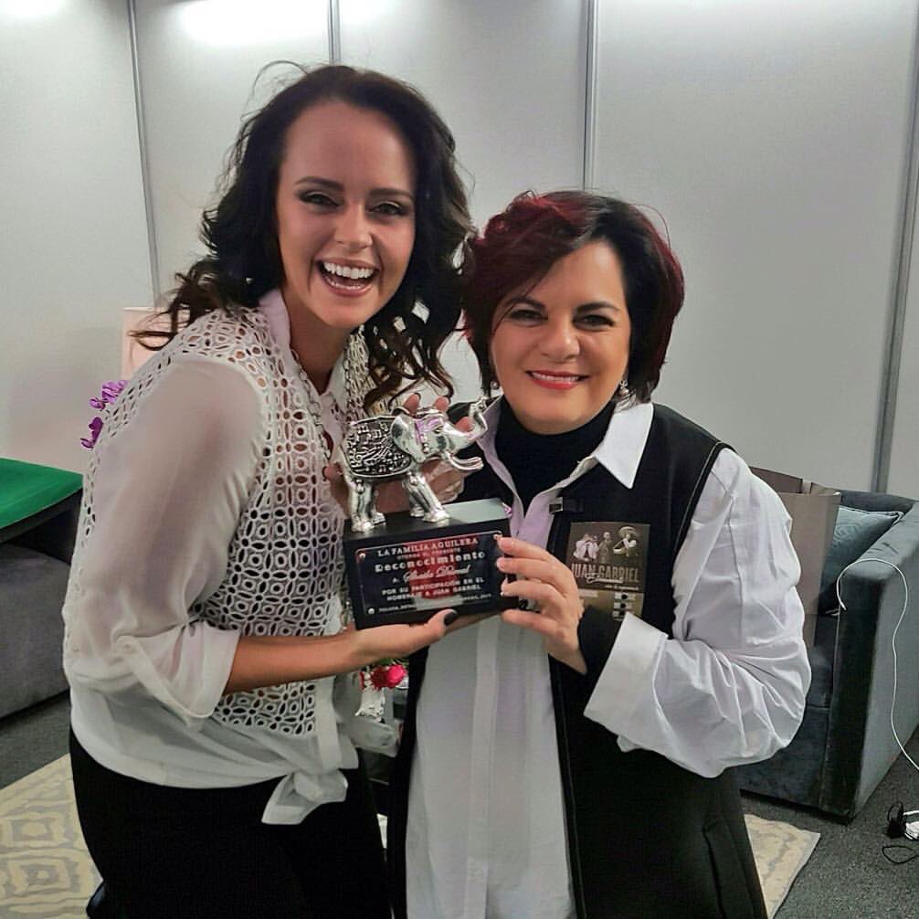 SDMundo's tweet image. #TBT de @ShailaDurcal recibiendo de manos de @DeliaGonzalezMX su reconocimiento a nombre de la familia Aguilera por haber sido parte del gran homenaje a Juan Gabriel.