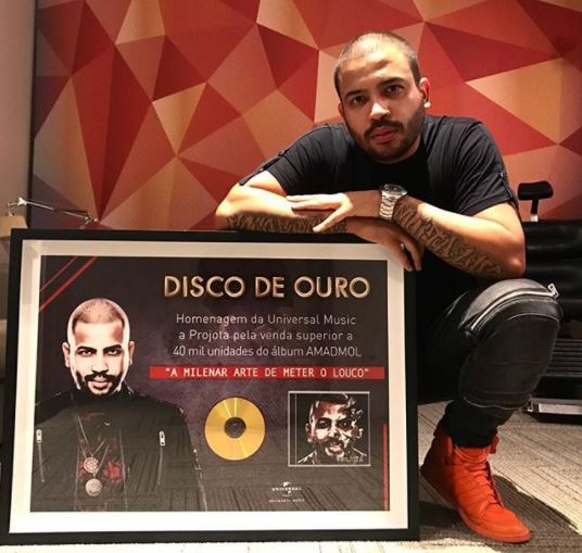 Projota's tweet photo. Hoje na gravação do Altas Horas recebi o meu QUARTO DISCO DE OURO 🏆🏆🏆 #AMADMOL E vocês podem conferir nesse sábado !!! Obrigado mestre @oserginho pela surpresa sensacional! O programa tá demais! Assistam! https://t.co/XB5nTKB5KM