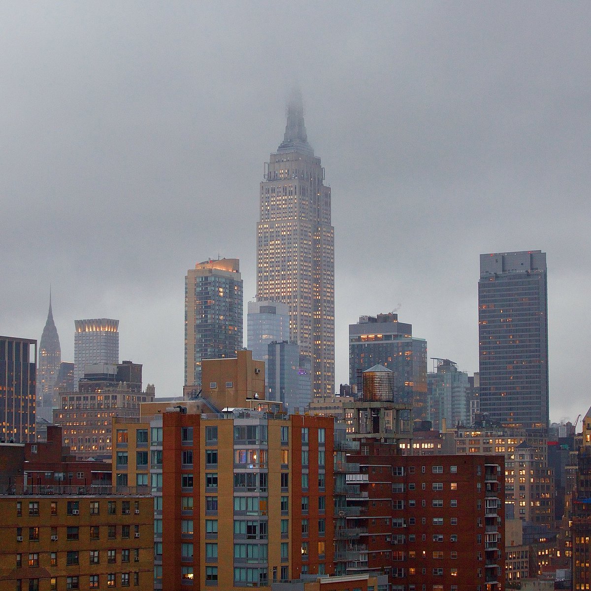 DavidGoodmanPix's tweet image. The Empire State Building from My Rooftop - 2/22/18, 5:34 PM
.
#FoggyNight #CloudyNight #EmpireLights #Empire #EmpireStateOfMind  #NewYorkStateOfMind #UpOnTheRoof #NYCskyline #Skyscraper #ArtDeco #ClassicNewYork #DavidGoodmanPhotos @empirestatebldg